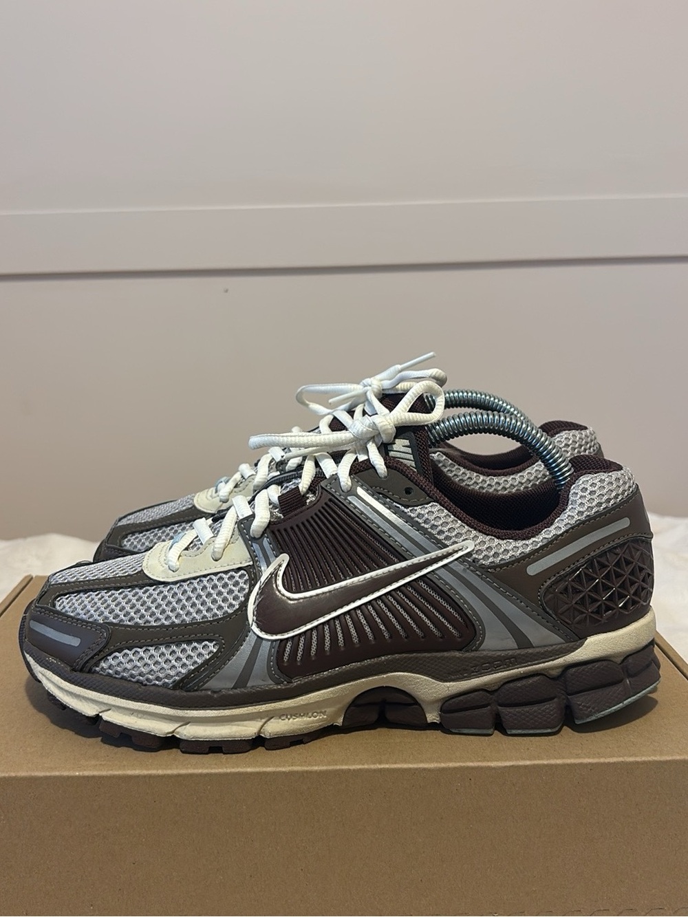 Nike Wmns Zoom Vomero 5 'Earth Fossil